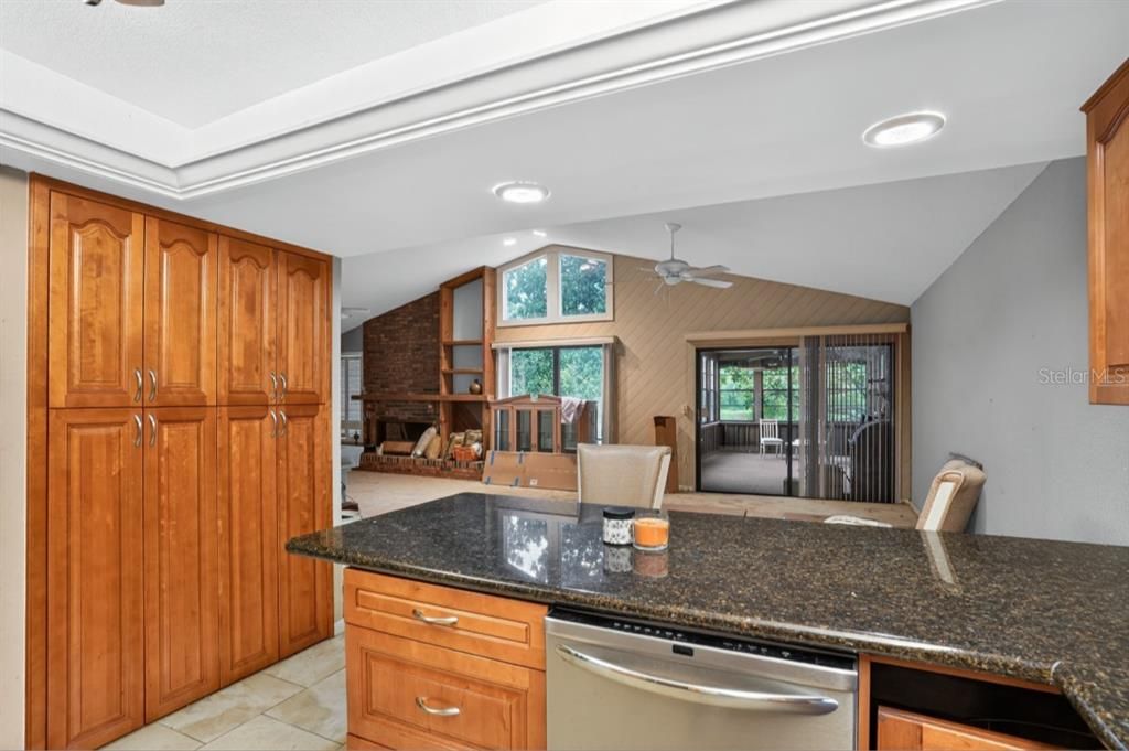 Под контрактом: $458,000 (3 спален, 2 ванн, 1621 Квадратных фут)