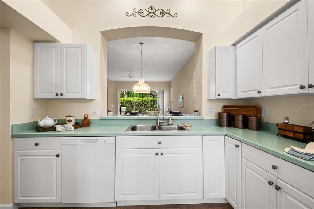 Под контрактом: $475,000 (3 спален, 2 ванн, 1922 Квадратных фут)