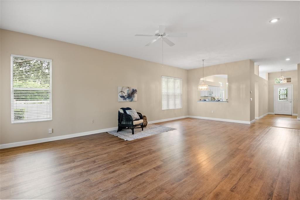 Под контрактом: $475,000 (3 спален, 2 ванн, 1922 Квадратных фут)