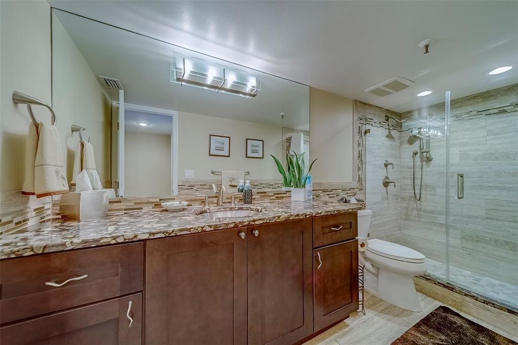 出租: $8,500 (2 贝兹, 2 浴室, 1220 平方英尺)