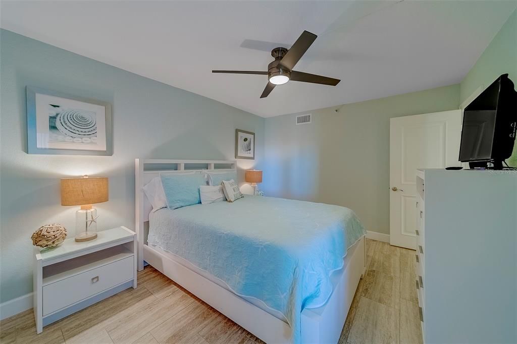 出租: $8,500 (2 贝兹, 2 浴室, 1220 平方英尺)