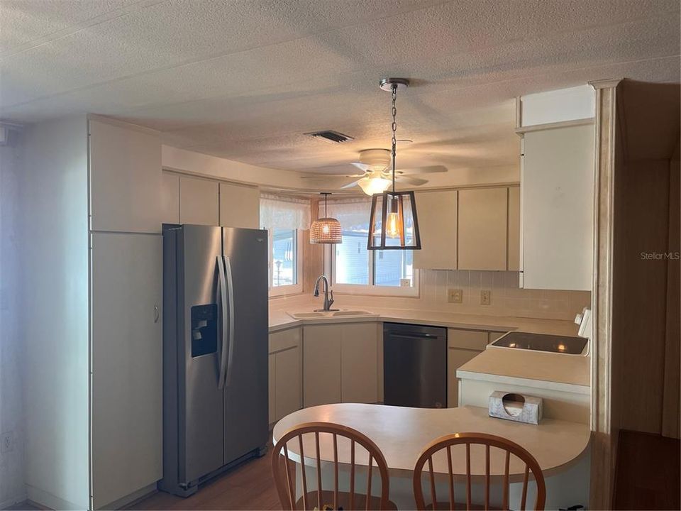 Под контрактом: $150,000 (2 спален, 2 ванн, 1056 Квадратных фут)