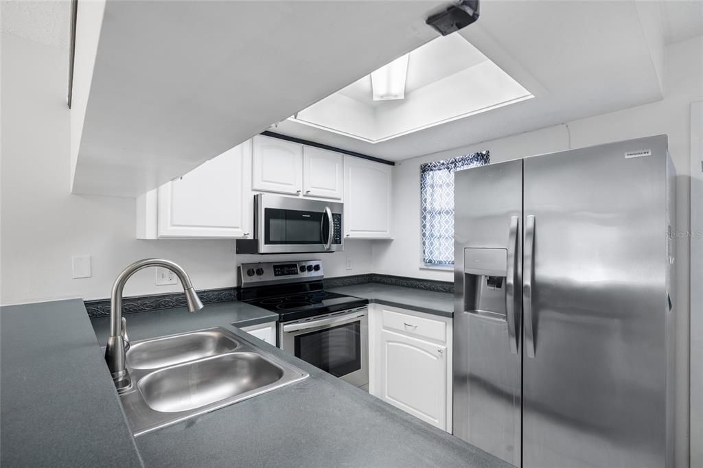 合同活跃: $199,000 (2 贝兹, 1 浴室, 1020 平方英尺)