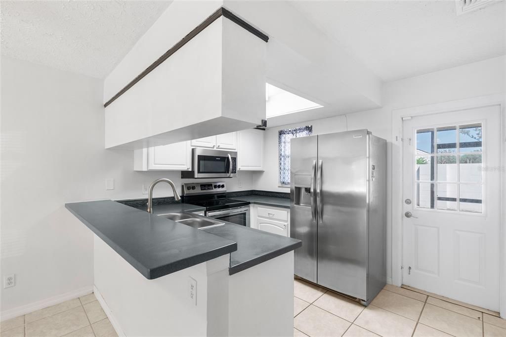 合同活跃: $199,000 (2 贝兹, 1 浴室, 1020 平方英尺)