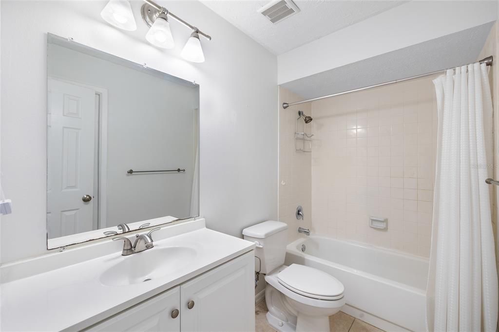 合同活跃: $199,000 (2 贝兹, 1 浴室, 1020 平方英尺)