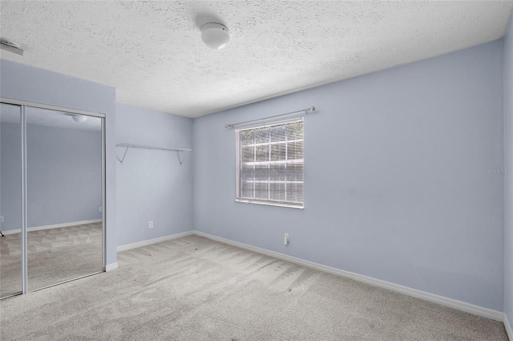 合同活跃: $199,000 (2 贝兹, 1 浴室, 1020 平方英尺)