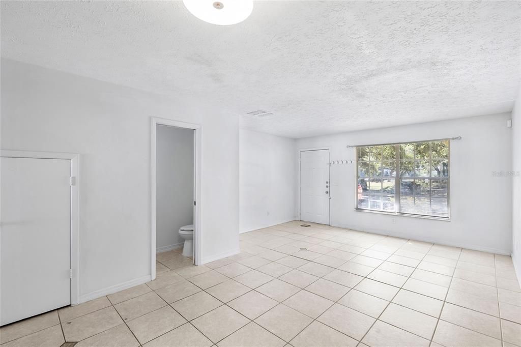 合同活跃: $199,000 (2 贝兹, 1 浴室, 1020 平方英尺)