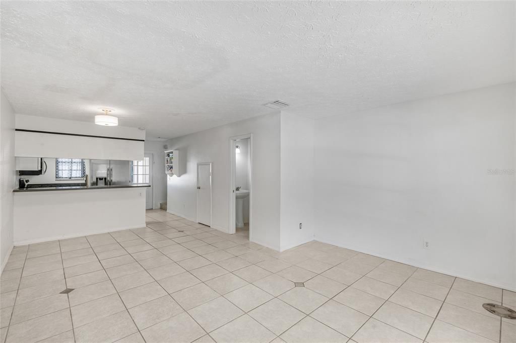 合同活跃: $199,000 (2 贝兹, 1 浴室, 1020 平方英尺)