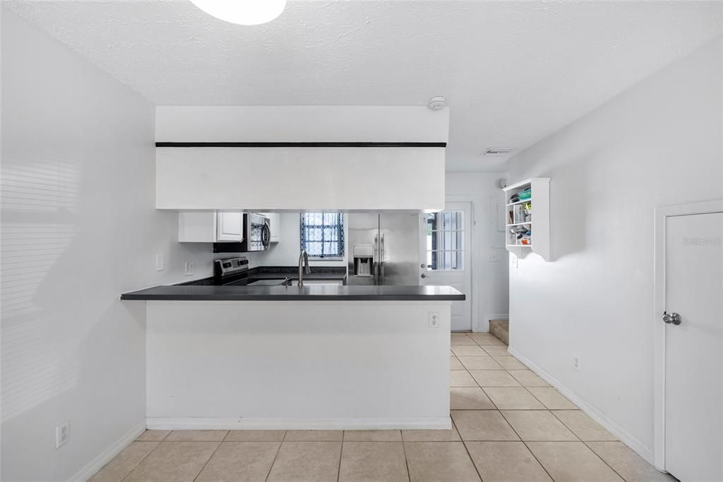 合同活跃: $199,000 (2 贝兹, 1 浴室, 1020 平方英尺)