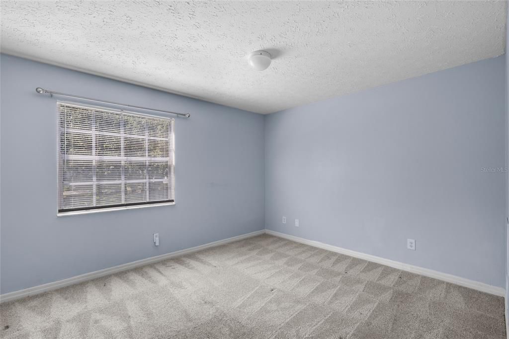 合同活跃: $199,000 (2 贝兹, 1 浴室, 1020 平方英尺)