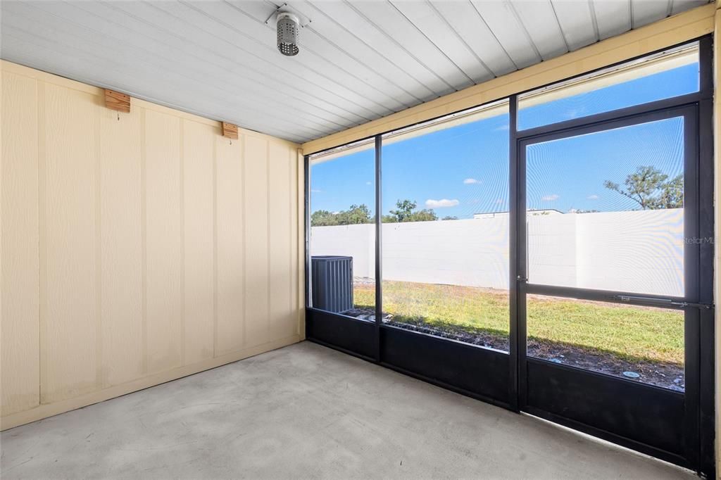 合同活跃: $199,000 (2 贝兹, 1 浴室, 1020 平方英尺)