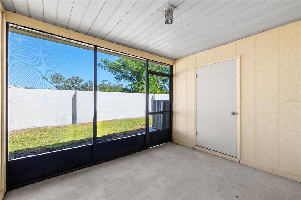 合同活跃: $199,000 (2 贝兹, 1 浴室, 1020 平方英尺)