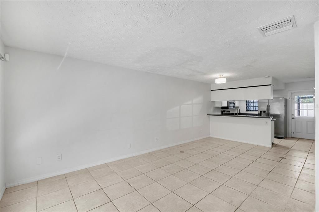 合同活跃: $199,000 (2 贝兹, 1 浴室, 1020 平方英尺)