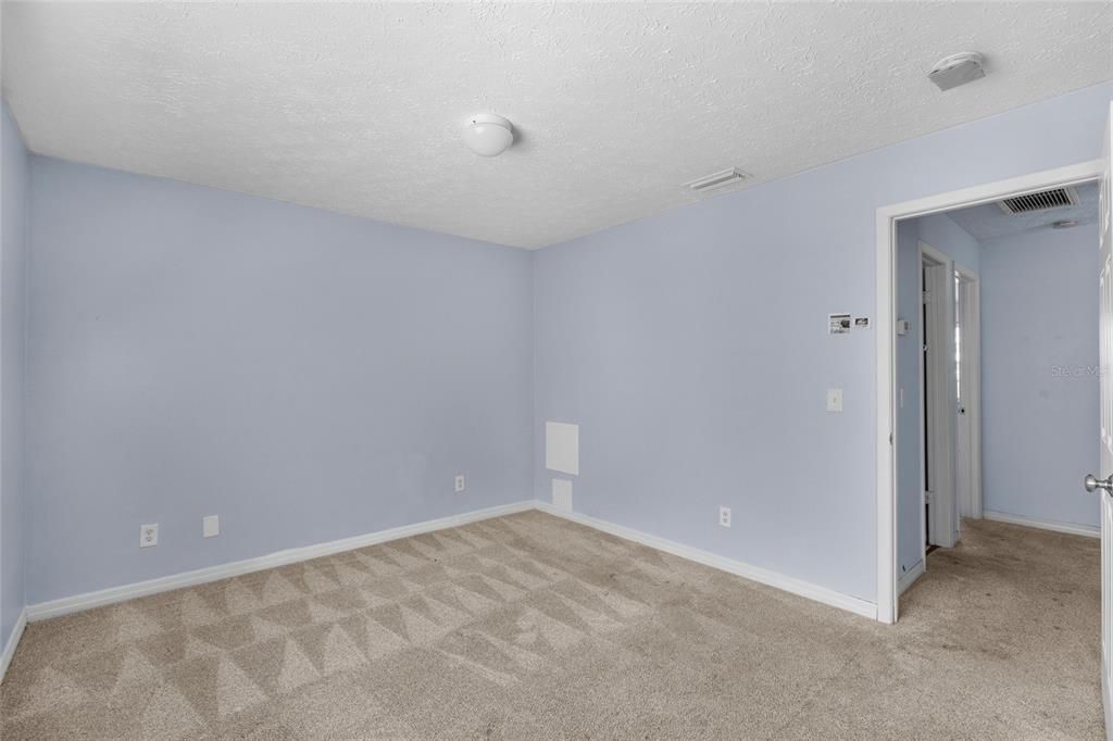 合同活跃: $199,000 (2 贝兹, 1 浴室, 1020 平方英尺)