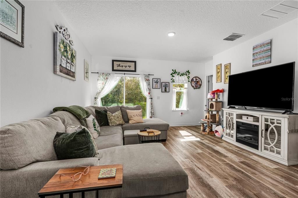 For Sale: $385,000 (3 beds, 2 baths, 1479 Square Feet)