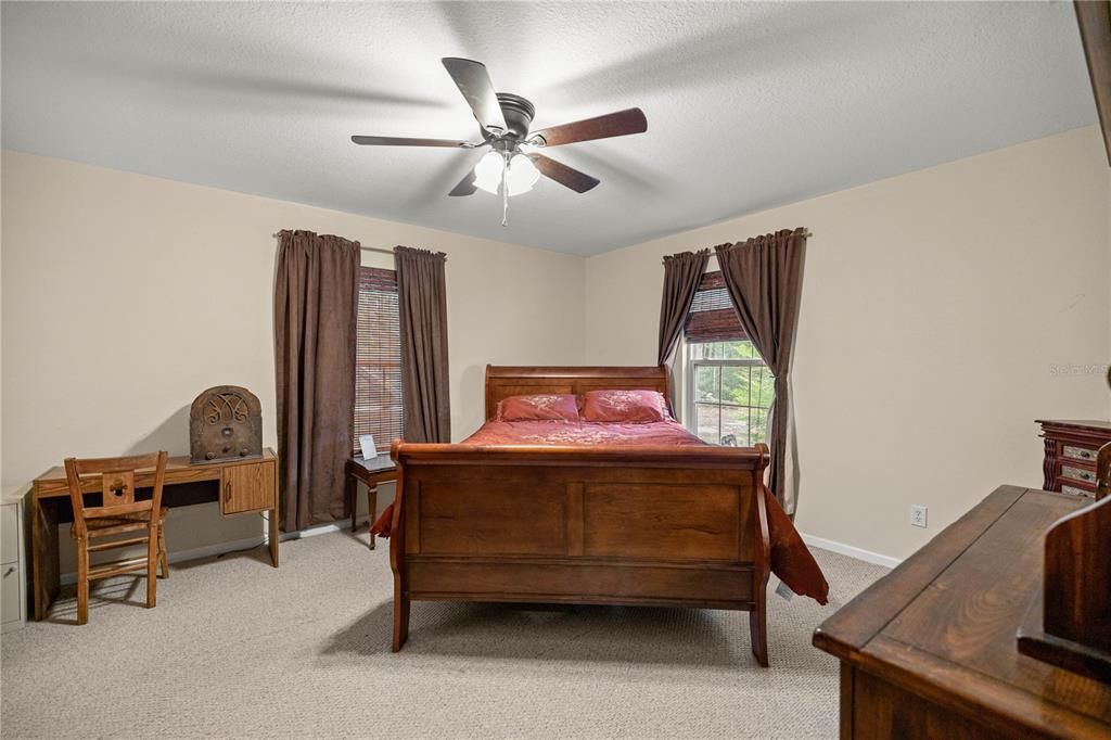 合同活跃: $259,000 (3 贝兹, 2 浴室, 1350 平方英尺)