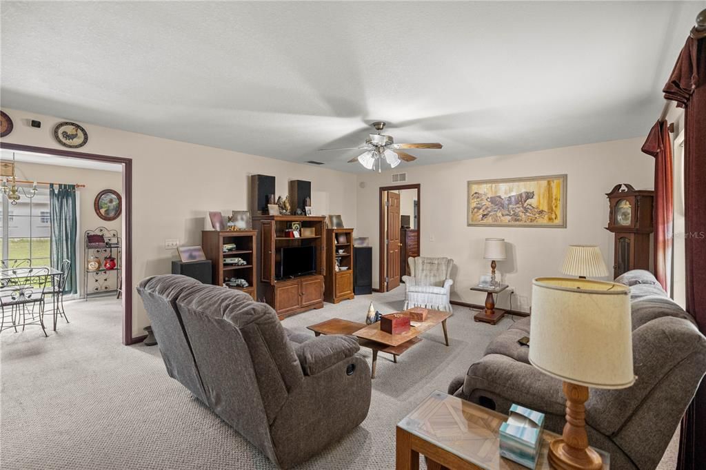 合同活跃: $259,000 (3 贝兹, 2 浴室, 1350 平方英尺)