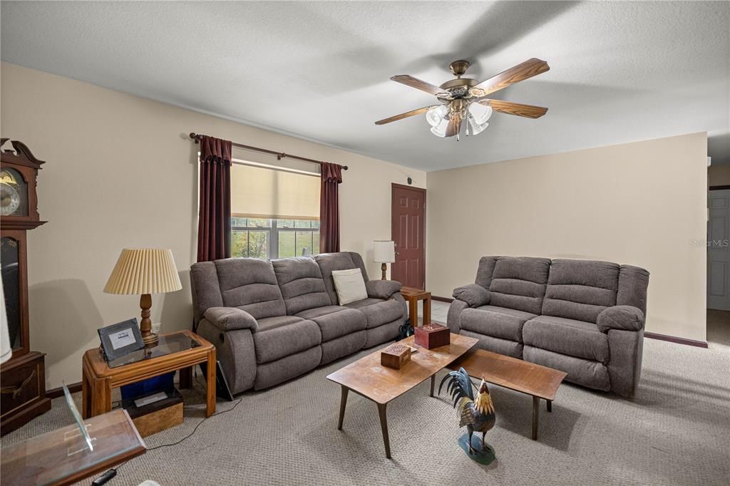 合同活跃: $259,000 (3 贝兹, 2 浴室, 1350 平方英尺)