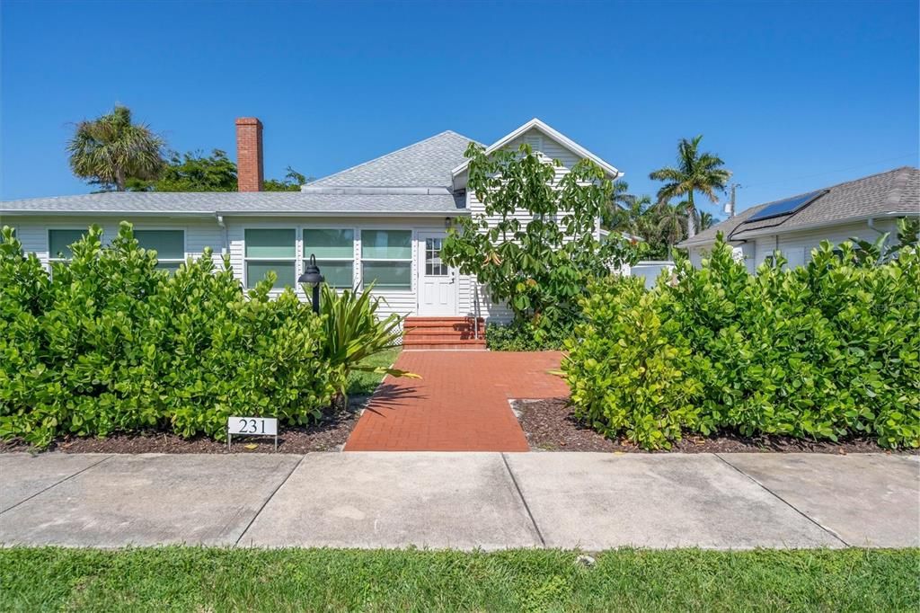 出租: $5,600 (6 贝兹, 4 浴室, 2277 平方英尺)