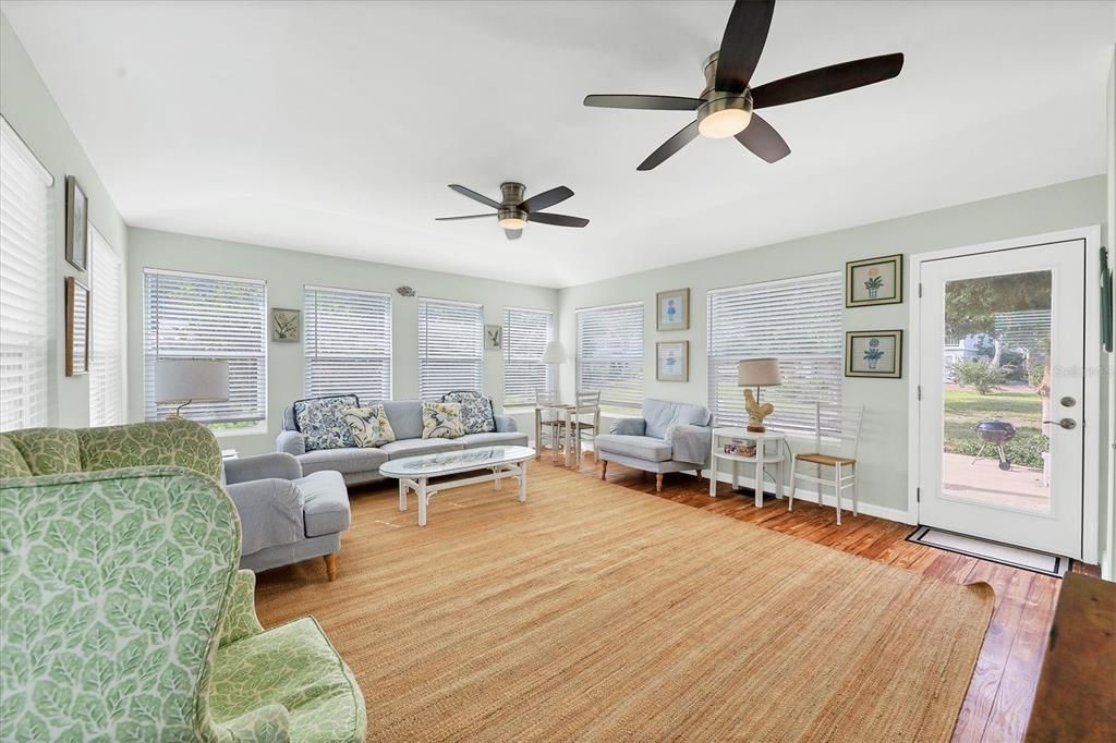 出租: $5,600 (6 贝兹, 4 浴室, 2277 平方英尺)