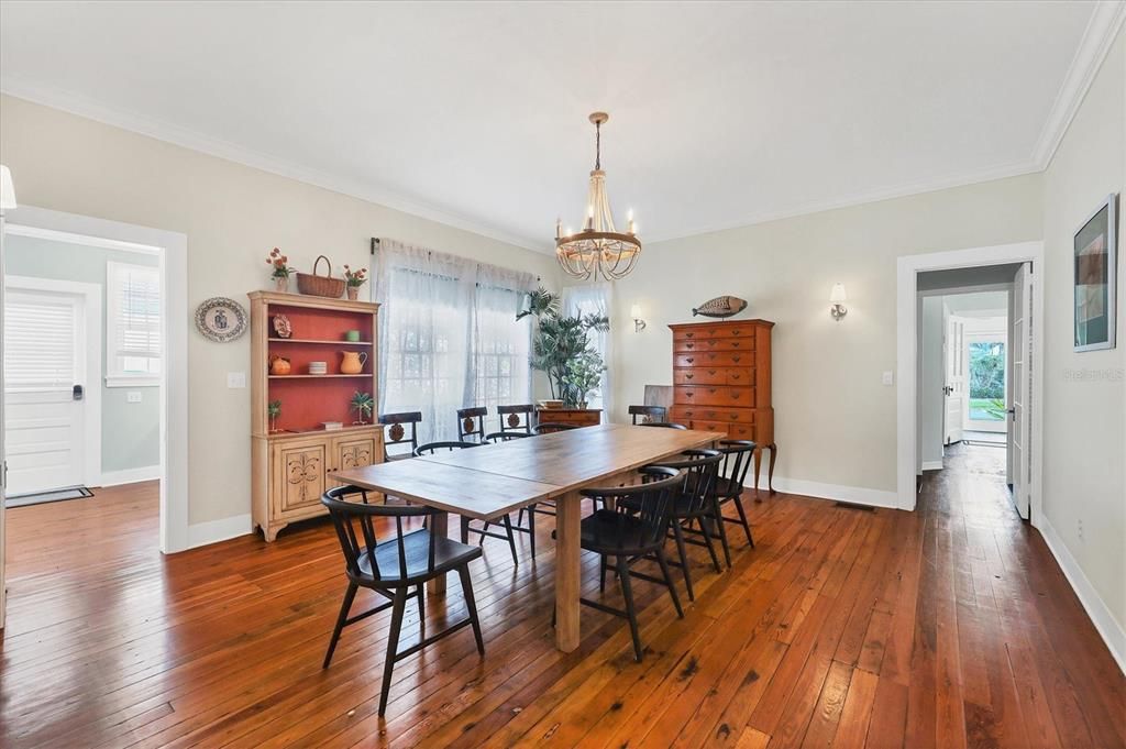 出租: $5,600 (6 贝兹, 4 浴室, 2277 平方英尺)