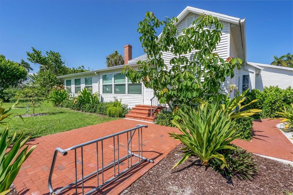 出租: $5,600 (6 贝兹, 4 浴室, 2277 平方英尺)