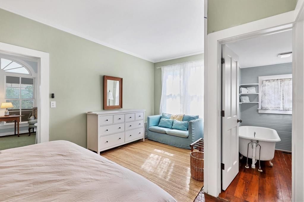 出租: $5,600 (6 贝兹, 4 浴室, 2277 平方英尺)