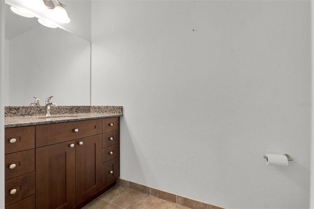 待售: $325,000 (1 贝兹, 1 浴室, 985 平方英尺)