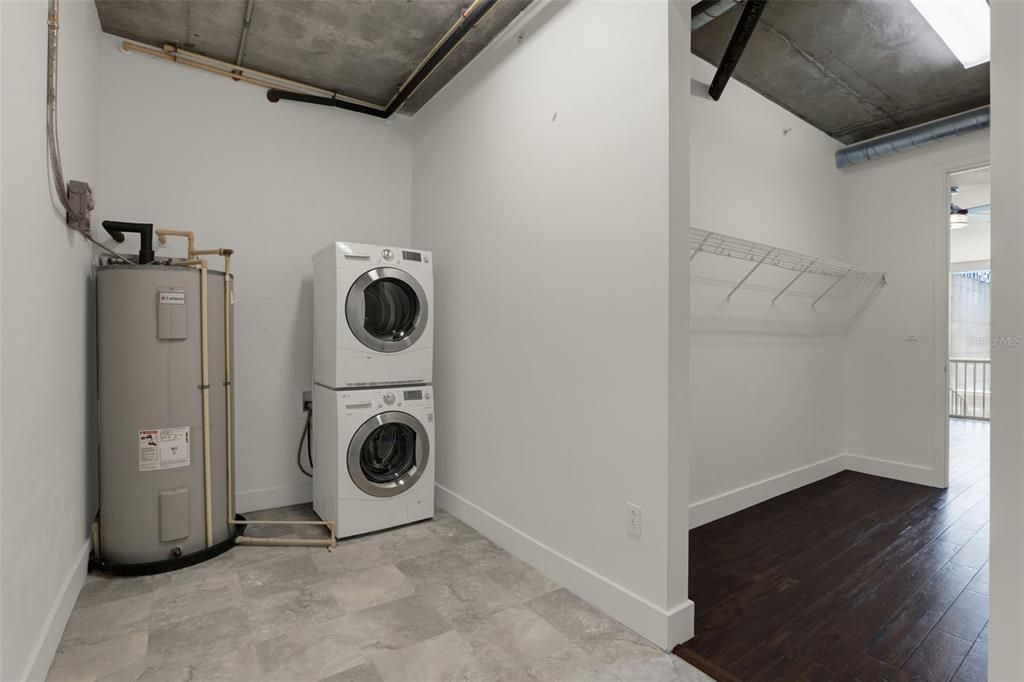 待售: $325,000 (1 贝兹, 1 浴室, 985 平方英尺)