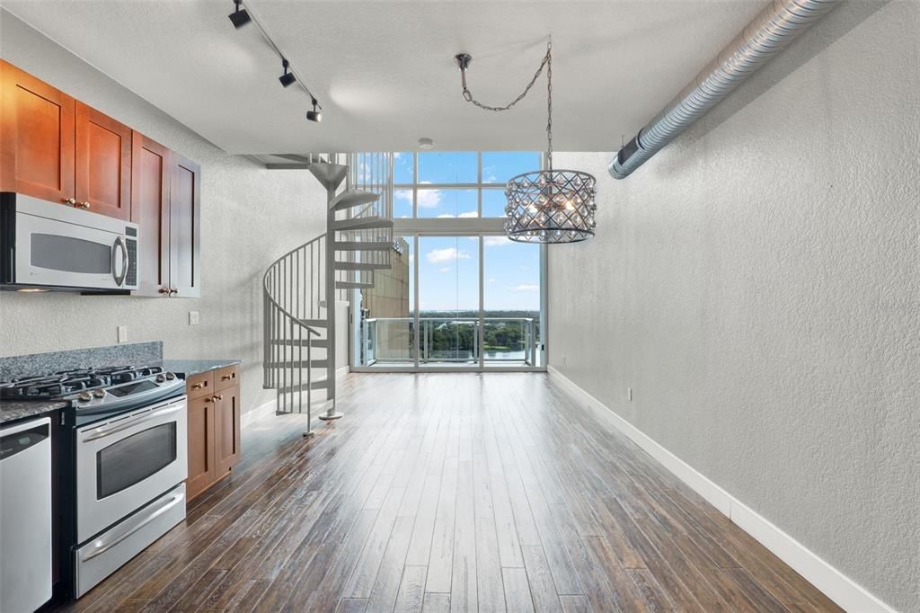 待售: $325,000 (1 贝兹, 1 浴室, 985 平方英尺)