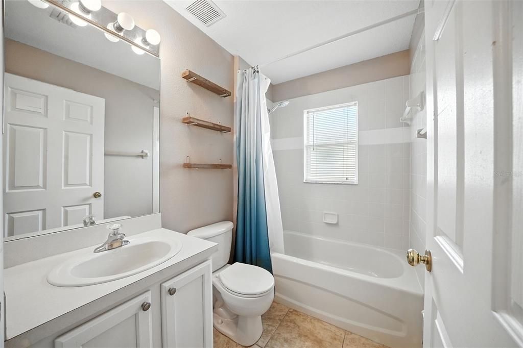 合同活跃: $299,990 (3 贝兹, 2 浴室, 1501 平方英尺)