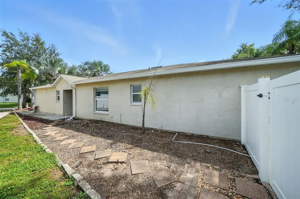 合同活跃: $299,990 (3 贝兹, 2 浴室, 1501 平方英尺)