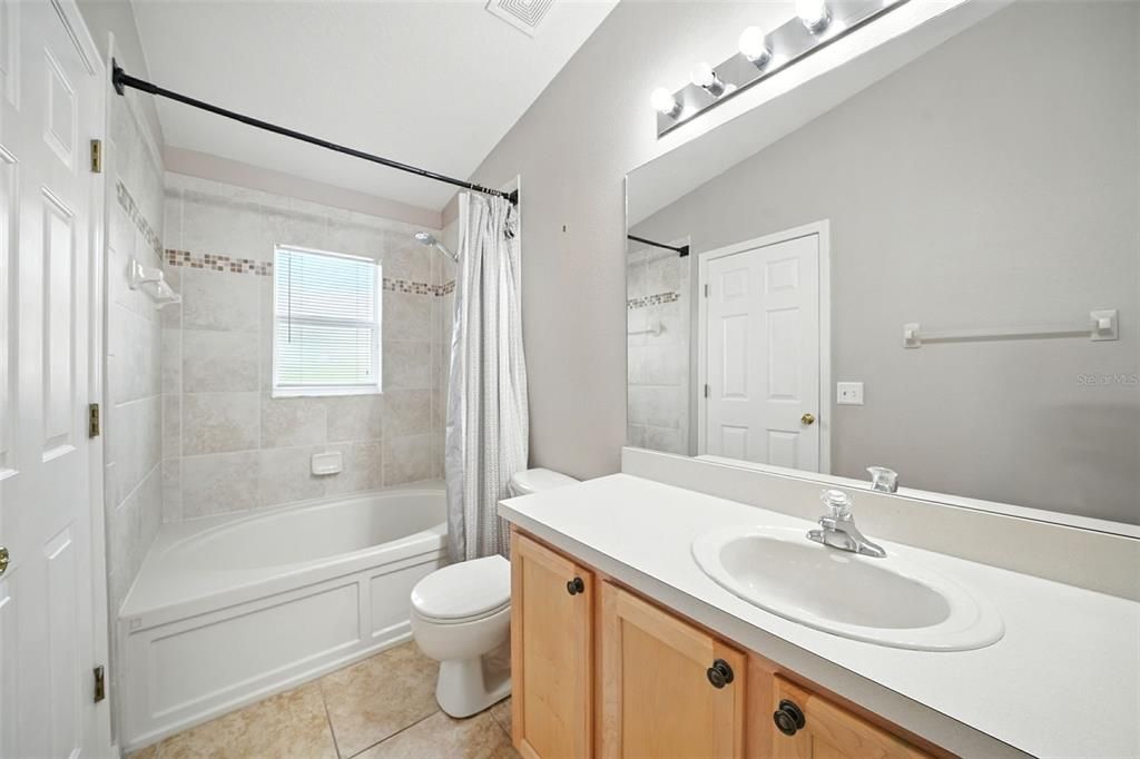 合同活跃: $299,990 (3 贝兹, 2 浴室, 1501 平方英尺)