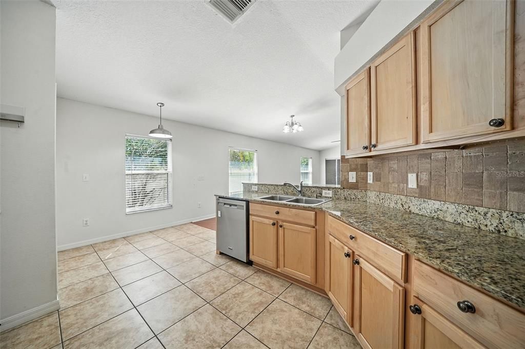 合同活跃: $299,990 (3 贝兹, 2 浴室, 1501 平方英尺)