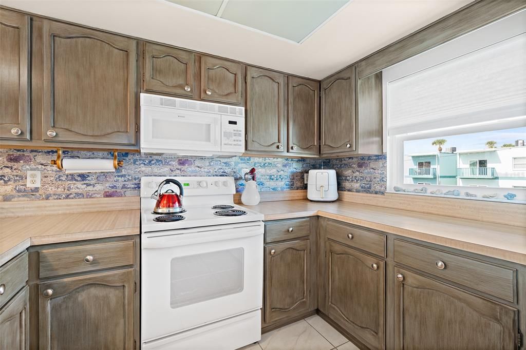 待售: $299,500 (2 贝兹, 2 浴室, 1045 平方英尺)