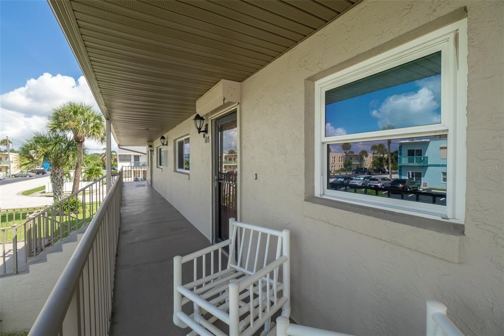 待售: $299,500 (2 贝兹, 2 浴室, 1045 平方英尺)