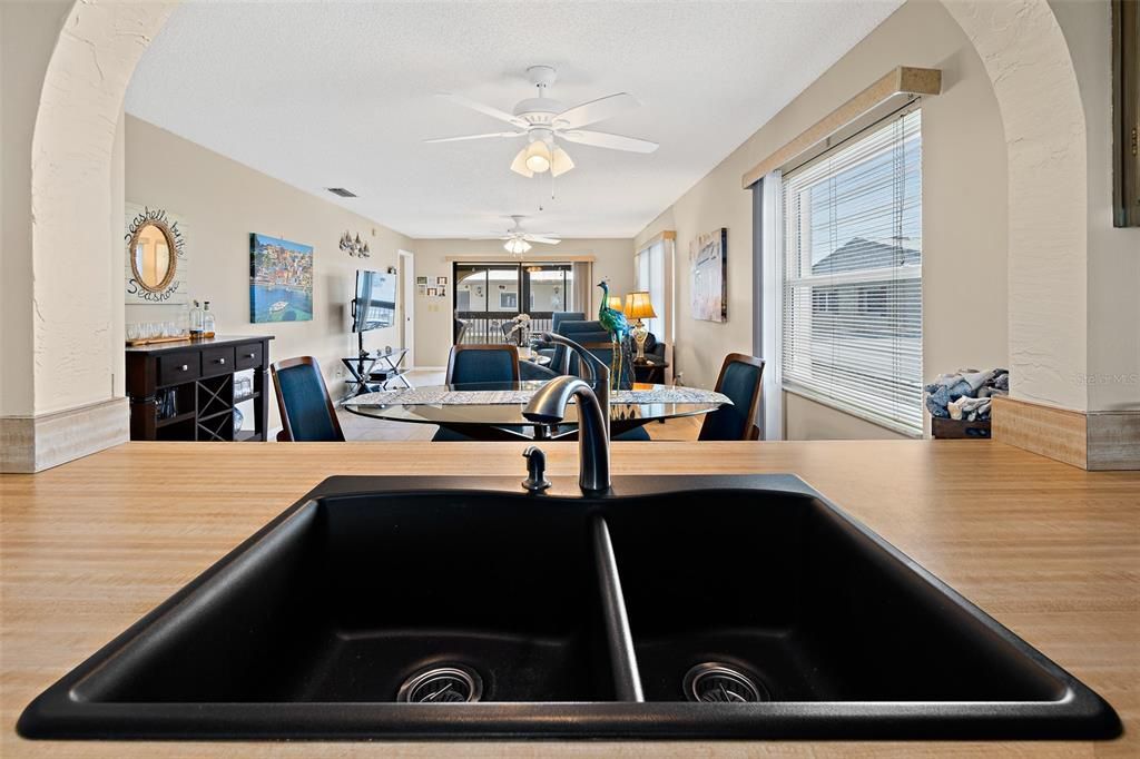 待售: $299,500 (2 贝兹, 2 浴室, 1045 平方英尺)