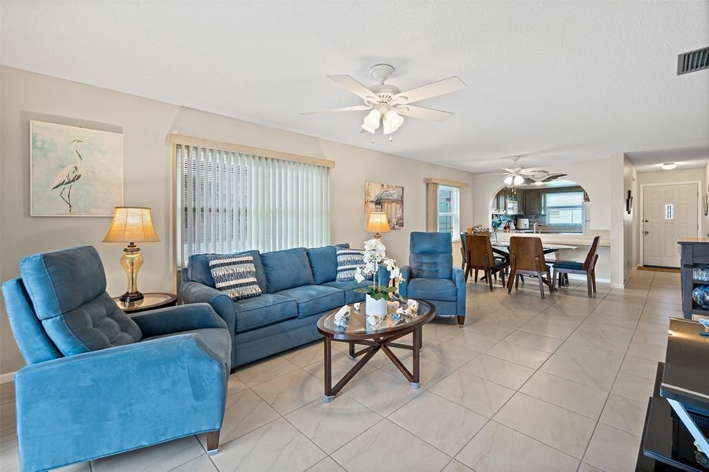 待售: $299,500 (2 贝兹, 2 浴室, 1045 平方英尺)