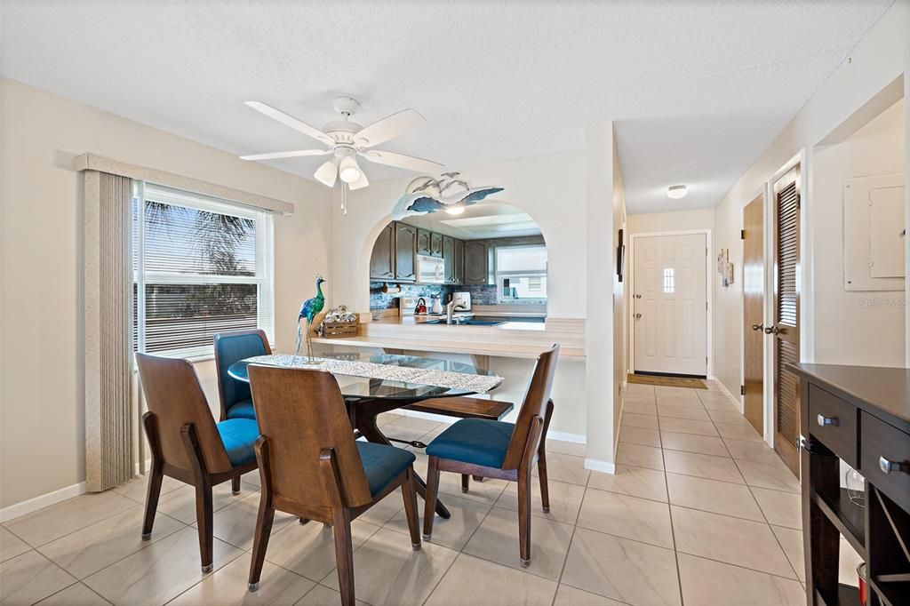 待售: $299,500 (2 贝兹, 2 浴室, 1045 平方英尺)