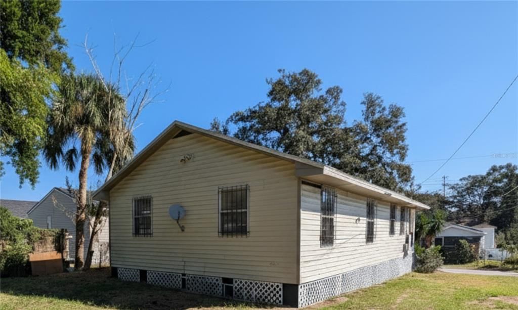 Active With Contract: $275,000 (3 beds, 2 baths, 1056 Square Feet)