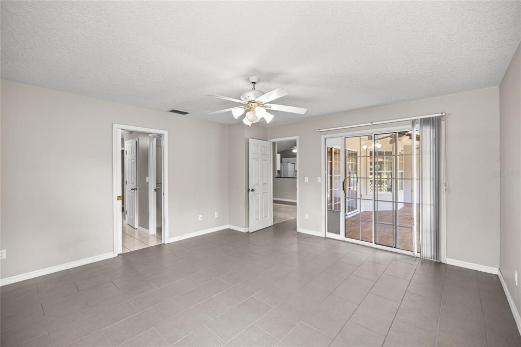 Activo con contrato: $375,000 (5 camas, 2 baños, 2230 Pies cuadrados)