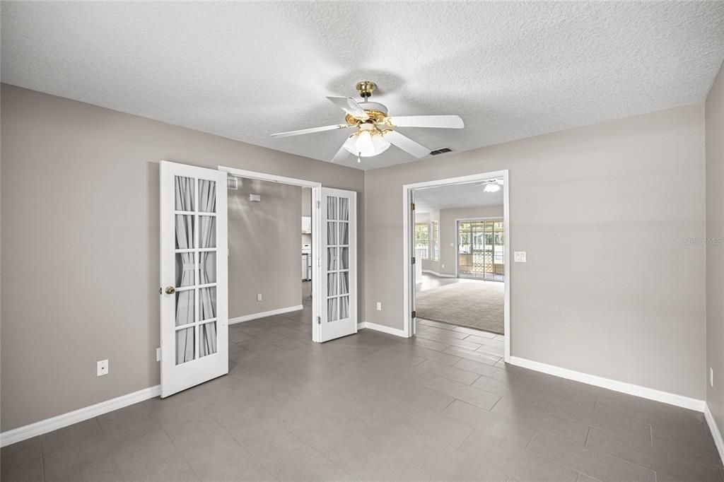 Activo con contrato: $375,000 (5 camas, 2 baños, 2230 Pies cuadrados)