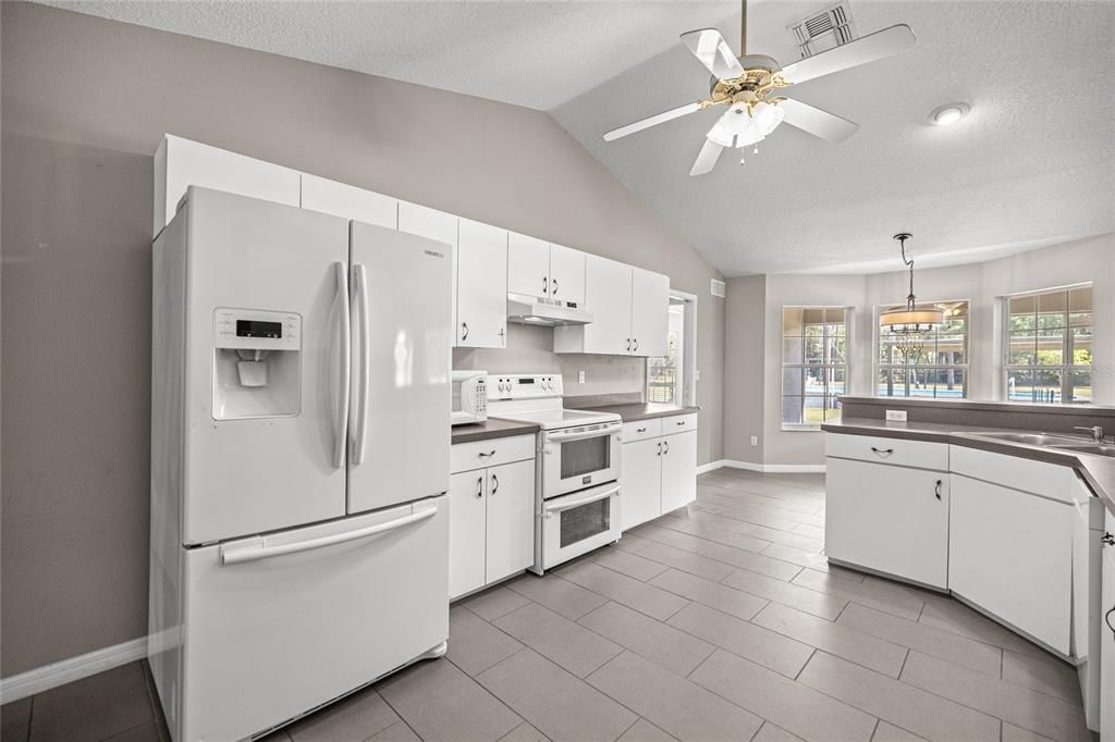 Activo con contrato: $375,000 (5 camas, 2 baños, 2230 Pies cuadrados)