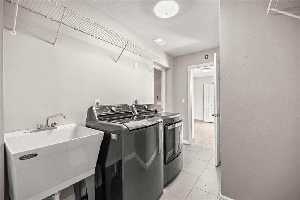 Activo con contrato: $375,000 (5 camas, 2 baños, 2230 Pies cuadrados)