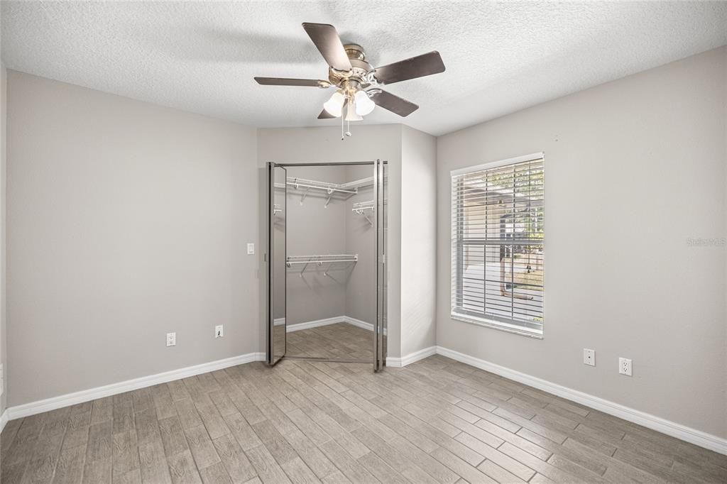 Activo con contrato: $375,000 (5 camas, 2 baños, 2230 Pies cuadrados)