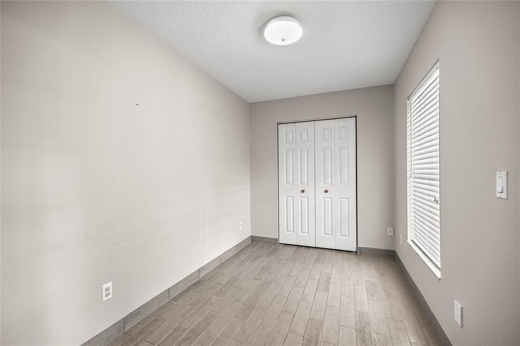 Activo con contrato: $375,000 (5 camas, 2 baños, 2230 Pies cuadrados)