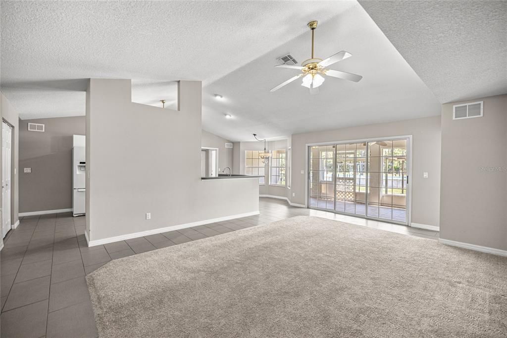 Activo con contrato: $375,000 (5 camas, 2 baños, 2230 Pies cuadrados)