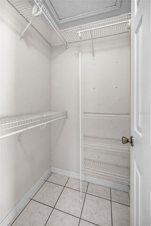 Activo con contrato: $375,000 (5 camas, 2 baños, 2230 Pies cuadrados)