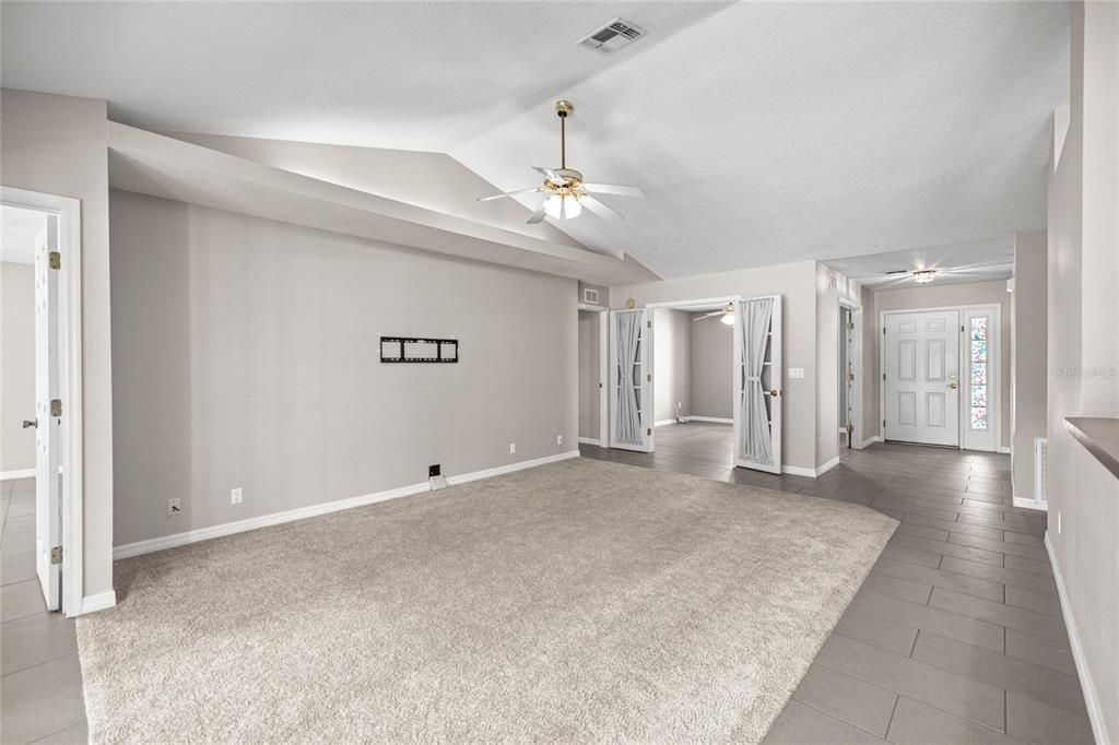 Activo con contrato: $375,000 (5 camas, 2 baños, 2230 Pies cuadrados)