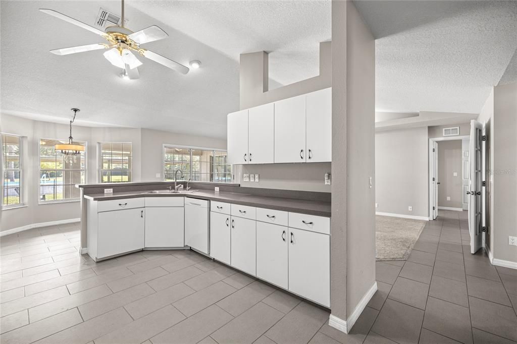 Activo con contrato: $375,000 (5 camas, 2 baños, 2230 Pies cuadrados)